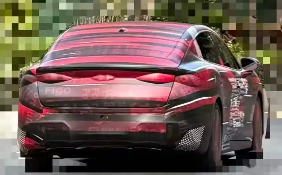 网传方程豹全新轿车—镁7的路试谍照。整体车侧的线条和特斯拉Model 3很接近，