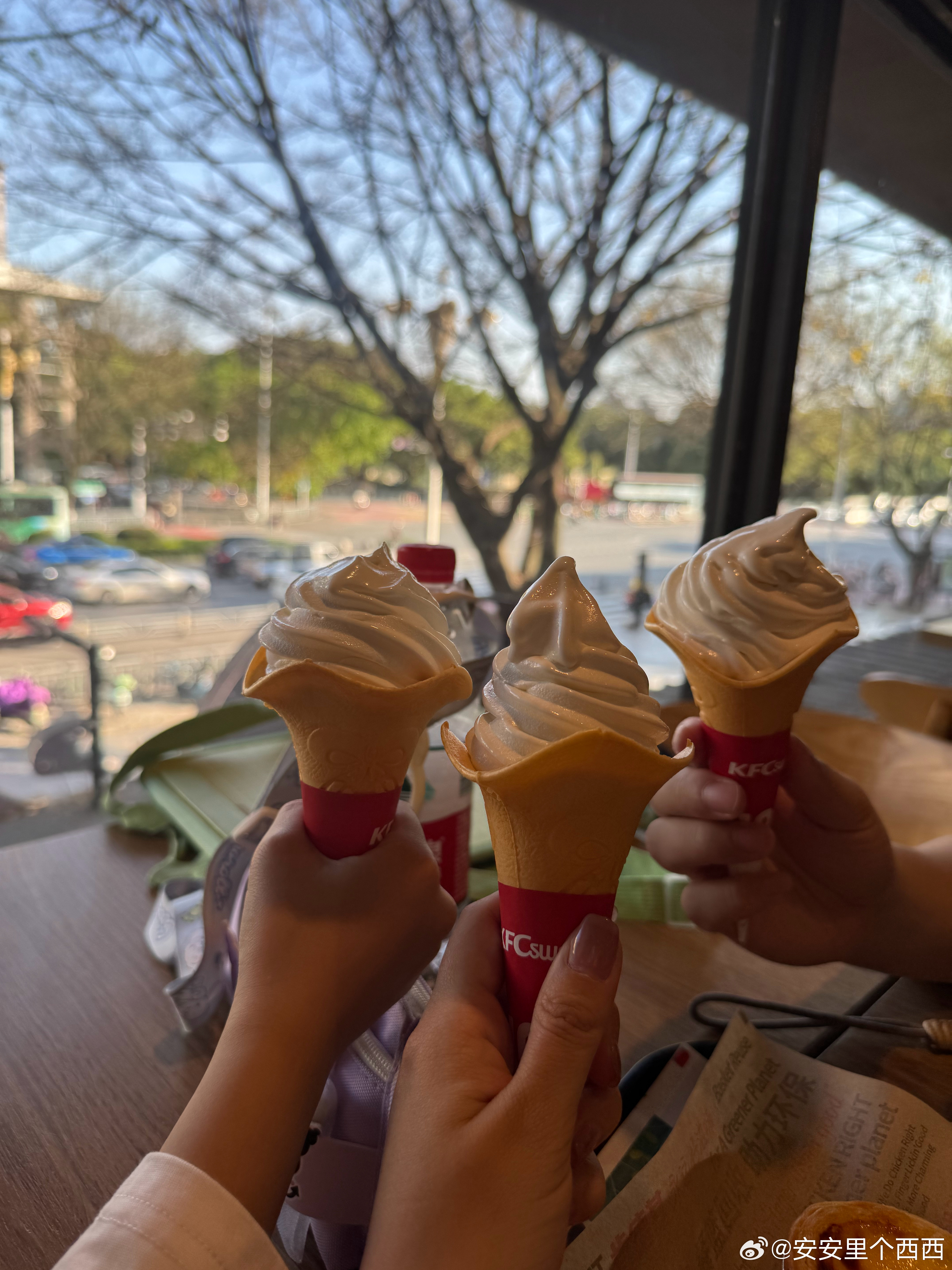 今天桂林最高温度 29 度一家三口户外走了一天要热化了想吃肯德基的甜筒走到第一家