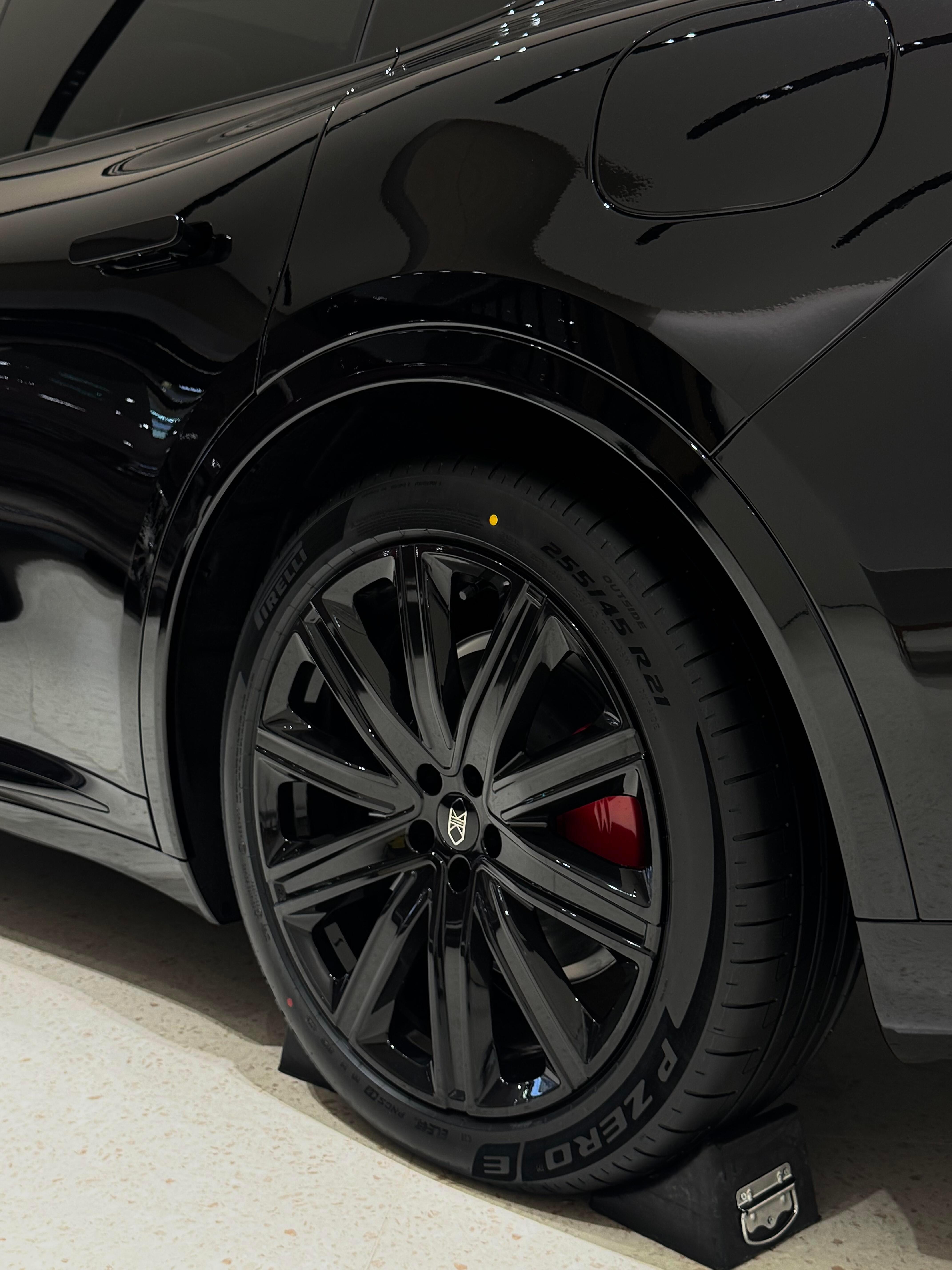 智界R7不愧是华为加奇瑞的强强联手！激光雷达和城区智驾直接标配，科技感拉满。外观