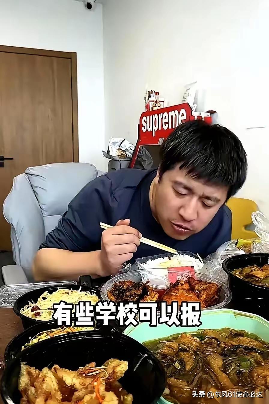 听说他最后一顿饭，点了一桌子外卖。
锅包肉，猪肉炖粉条，酸辣土豆丝……好像还有一