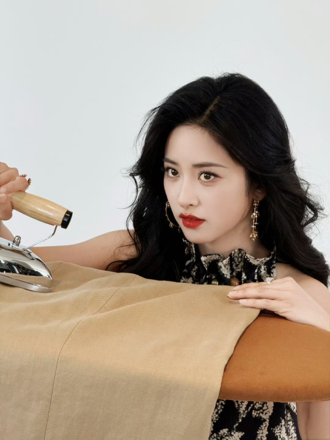 谭松韵心疼沈月沈月忙到凌晨两三点才能回消息，松韵听完立刻红了眼眶，主动站出来说要