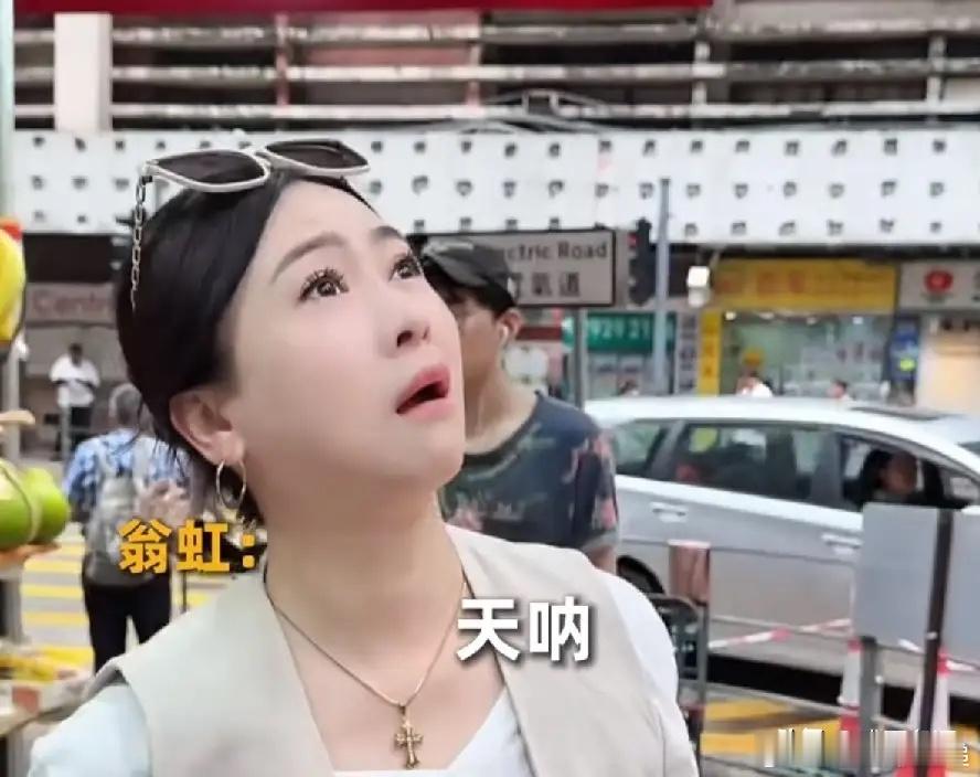 翁虹，泪崩了！7月5日，翁虹一段视频曝光，在一处高楼前，她突然泪流满面说：“让我