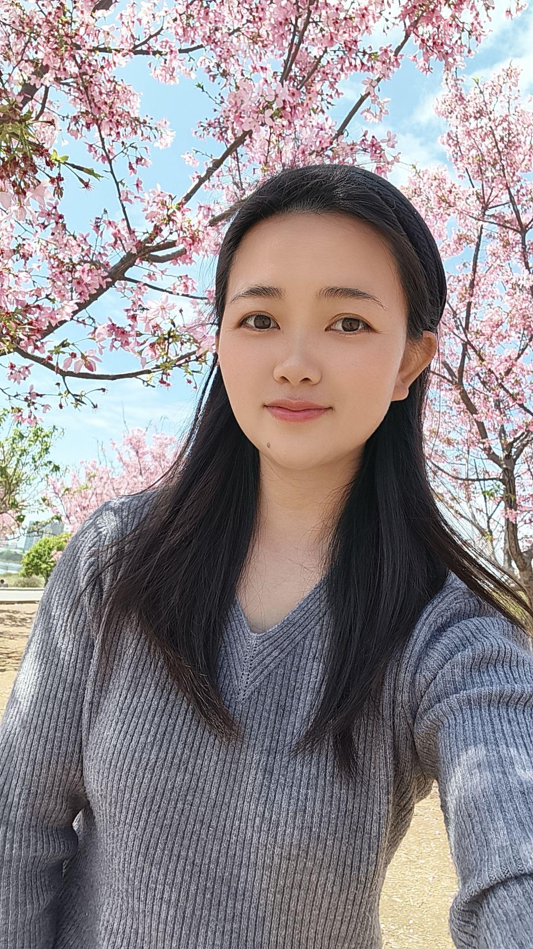 我来自广西梧州，出生在一个偏僻的小山村，小时候，上学都要走40分钟的路，不像现在