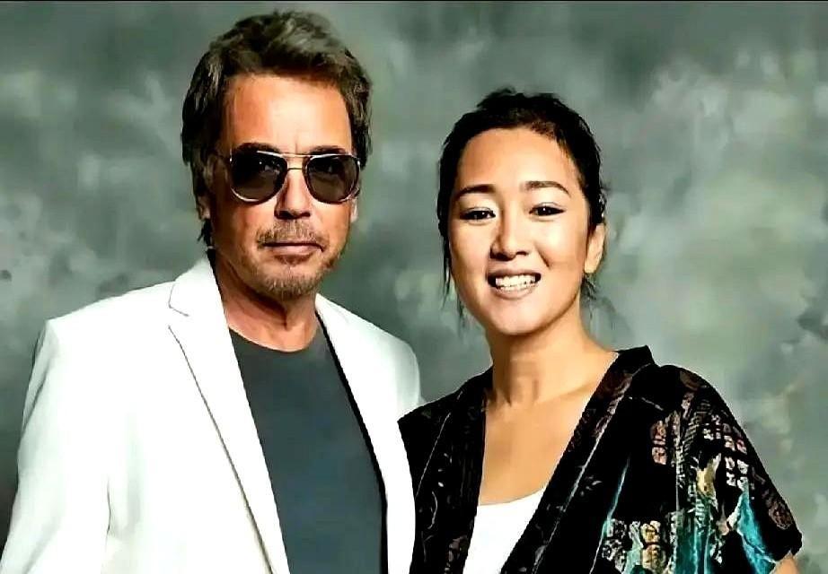 七年婚姻，巩俐把自己和老公彻底“拆解”回了原形。
被路人偶遇的镜头里，不再有什么