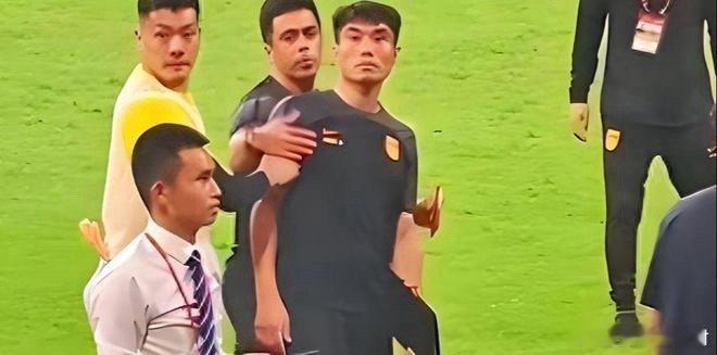 最新消息显示，中国男足的传奇队长、亚洲足球先生郑智将成为接替邵佳一的人选，下赛季