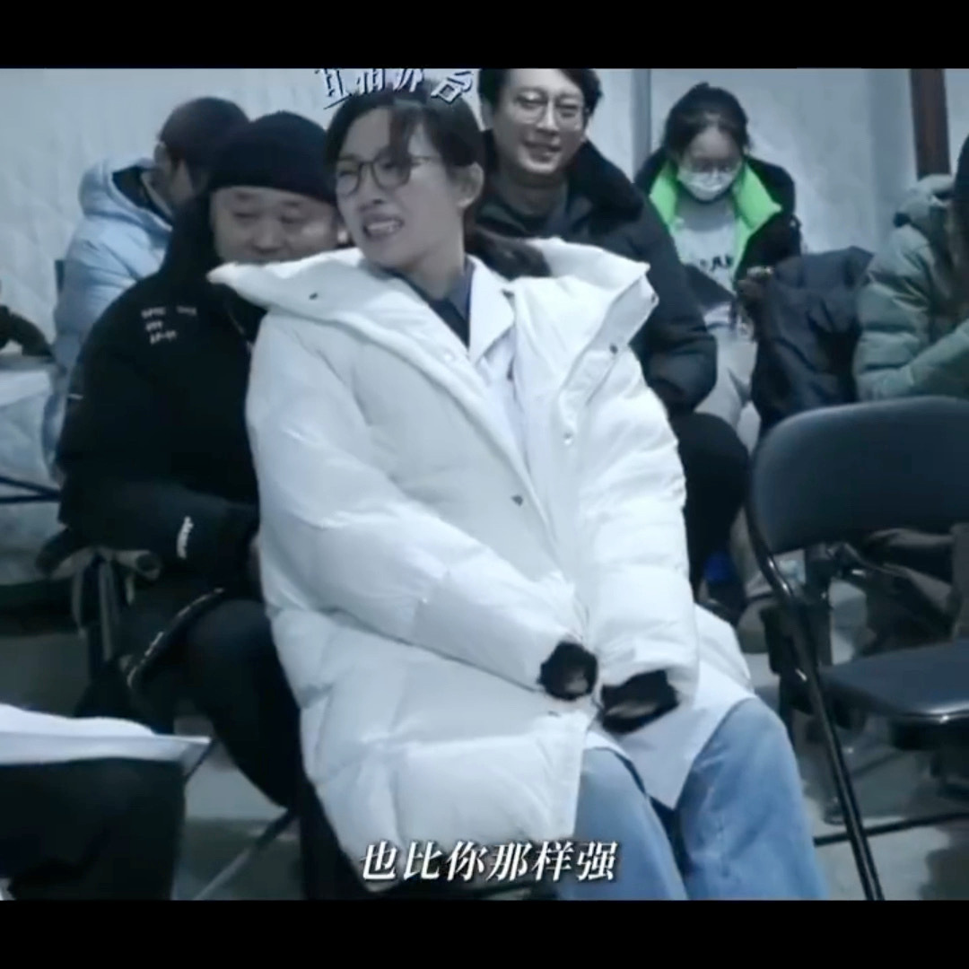 菅韧姿拿消毒液救肖战也是没谁了谁能想到救人名场面能这么搞笑，车明明掏出消毒液救人
