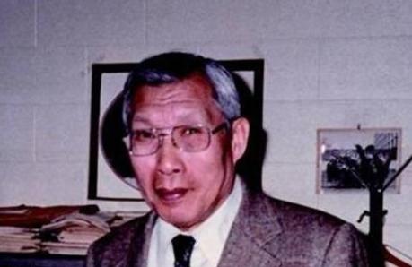 1950年春，北大一位教授悄悄把家里米缸加满了米，装出一副还要回来的样子。留下一