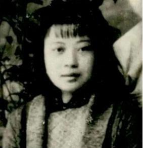 1945年，日军轮奸了黄美英，紧接着在她的下身灌入辣椒水，割去了她的双眼和双乳。