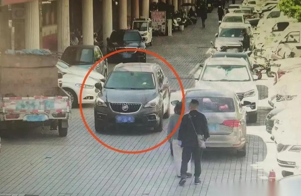 云南昆明，女子在银行取40万现金给员工发工资，取完她把钱放在车里，随后就去办事了