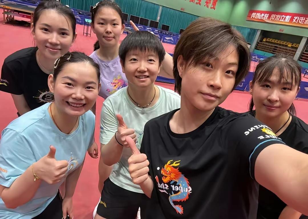 好看的河北之花：
佳佳是绿叶
莎莎是鲜花
添艺可美啦
阳阳羞答答
还有一个杨雨萱