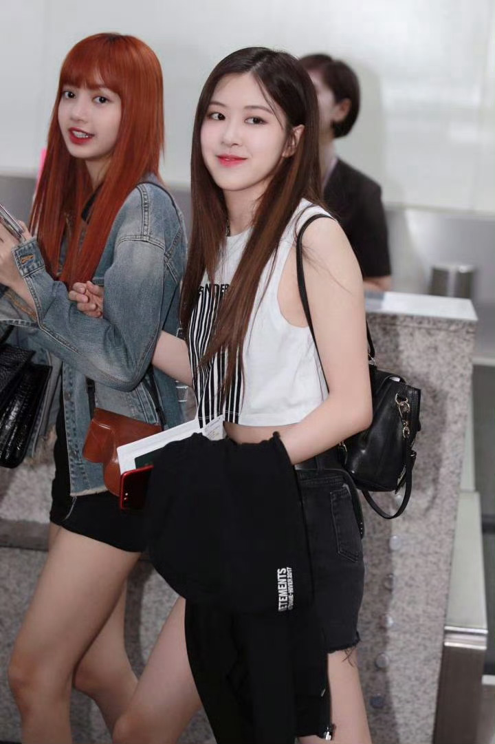 LISA🍊LISA KPOP女永一 【那年今日】170717饭拍金浦机场出境L