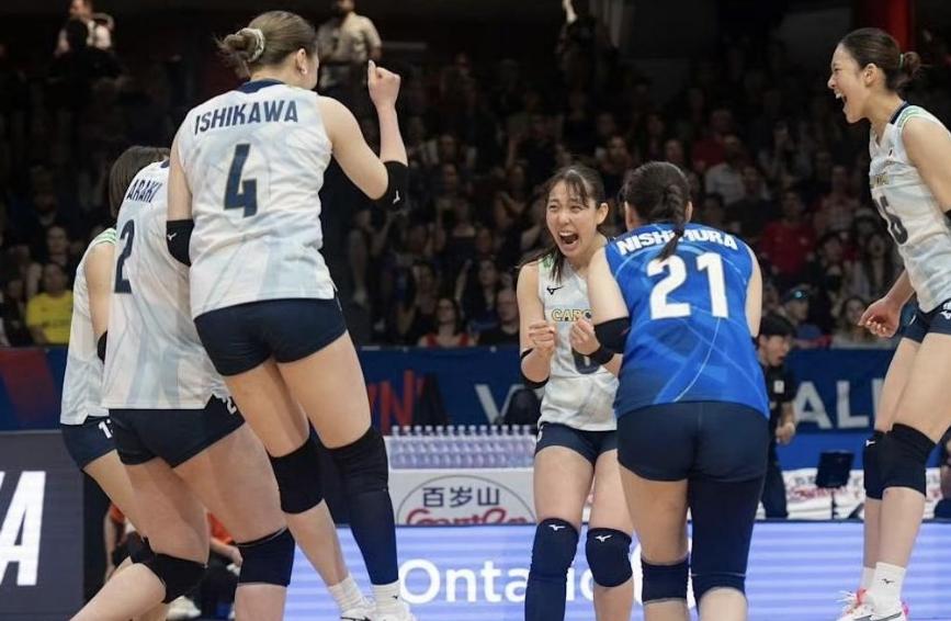 日本女排陷入尴尬局面！

第三局一度以10:2领先中国女排，日本队场上球员、主教
