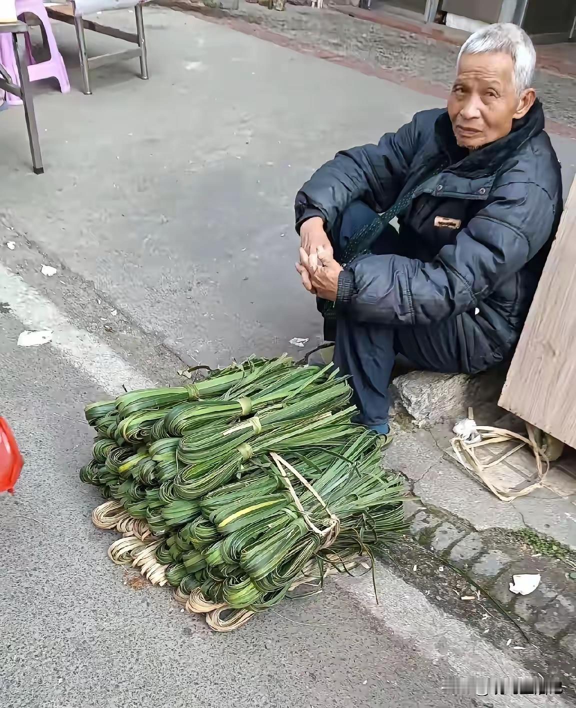 看看谁有本事 ，
知道老爷子这是卖的啥。
我敢保证，
北方的朋友见都没见过。