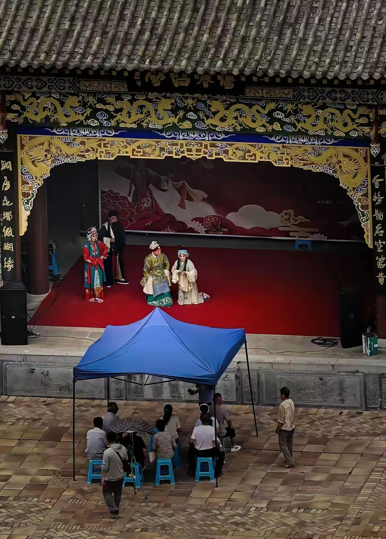 人生如梦，一尊还酹江月。
看戏的人大部分都走了……