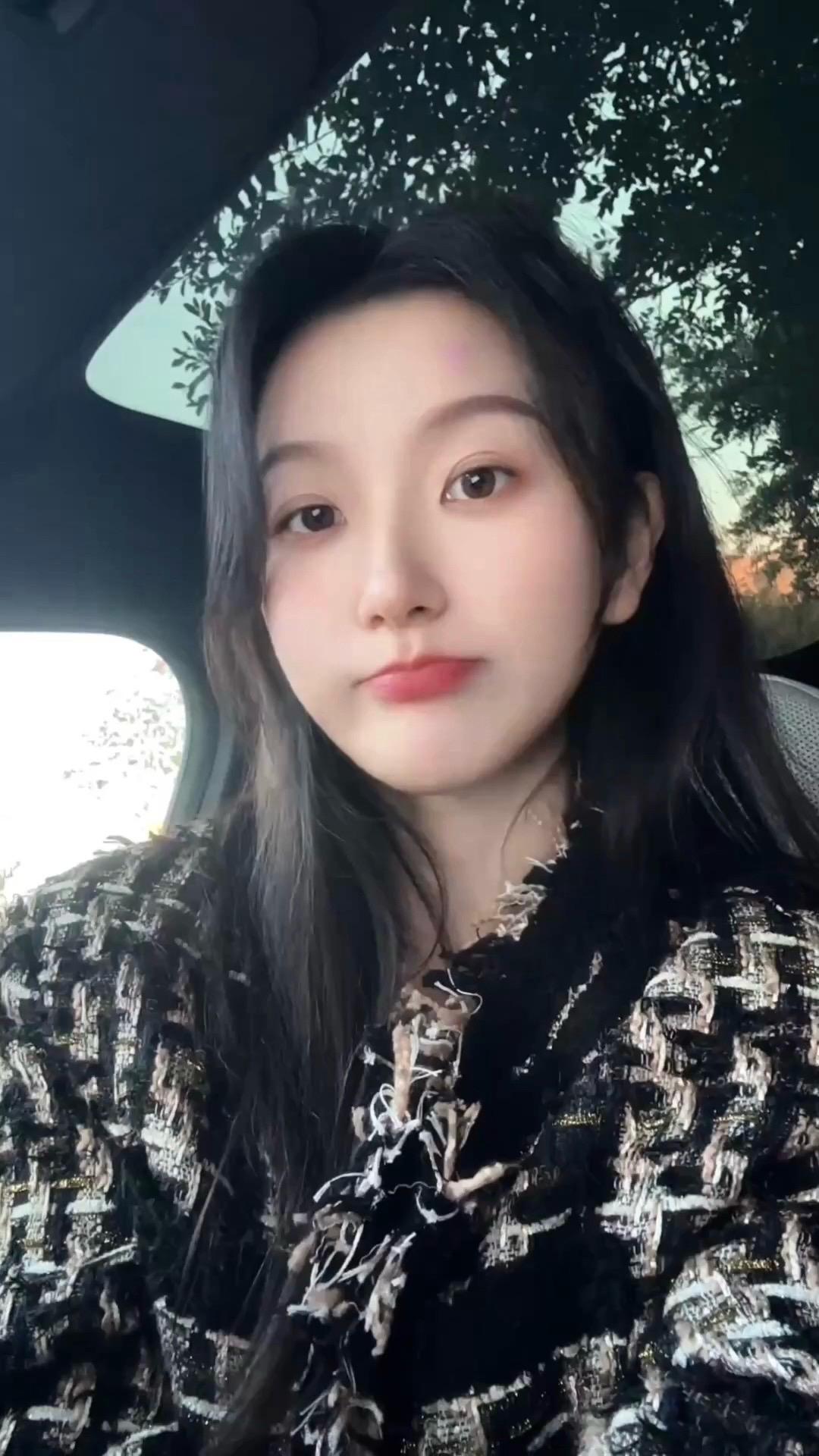 请问你现在那边是几点 有没有我的香味在身边.