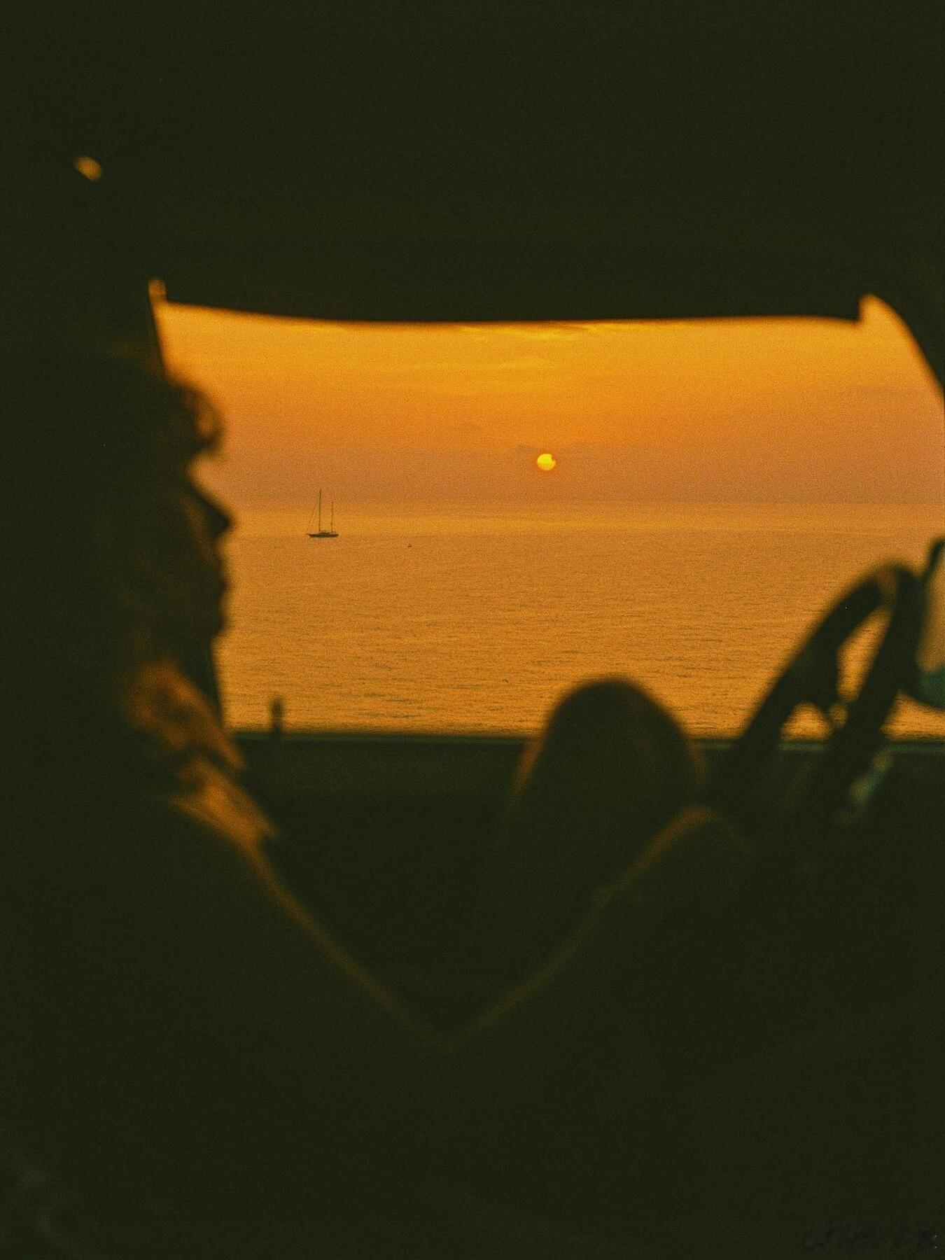 喜欢未必合适，合适未必喜欢。能重归于好的感情，从来都不是一方的死缠烂打。而是两个