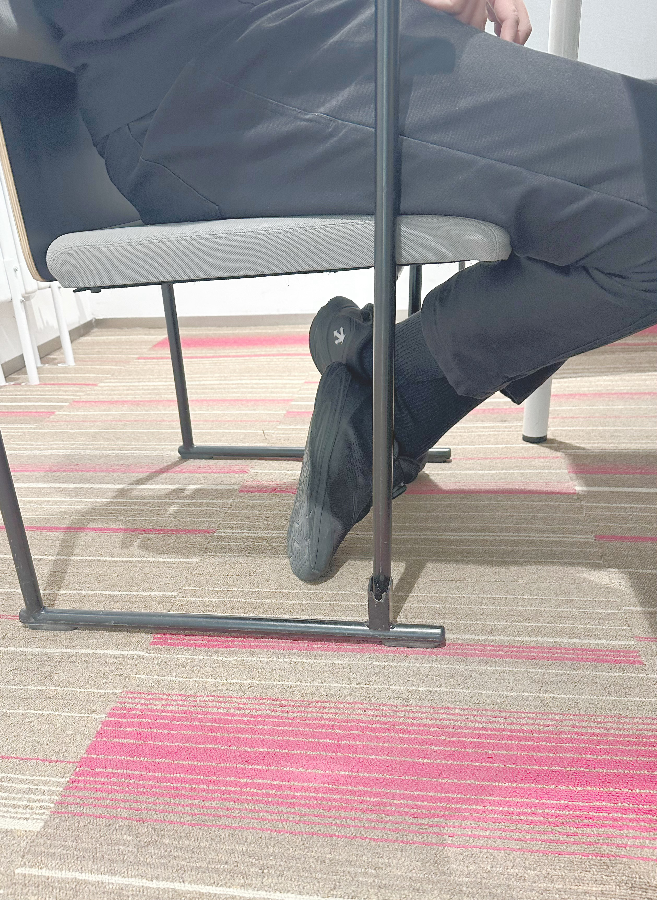 坐姿 说到坐姿，来个小调查，你们会不会坐的时候，喜欢勾着脚？（顺便提醒一下，如果