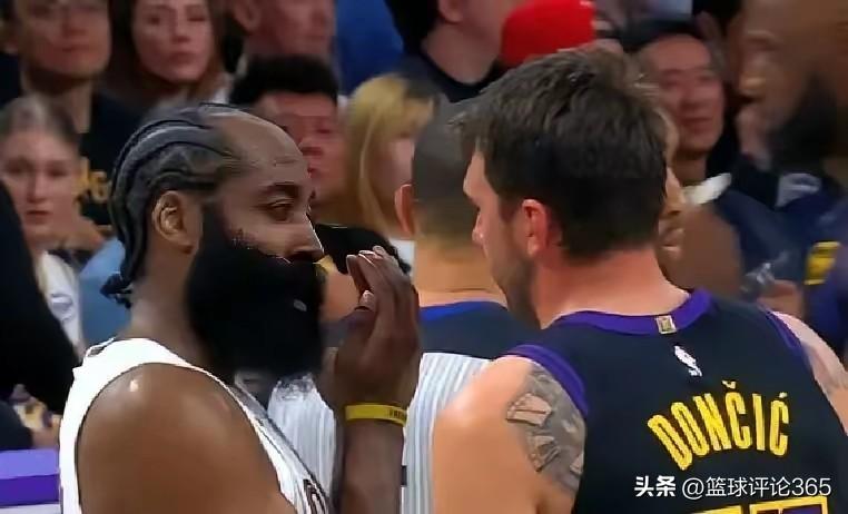 哈登在比赛间隙，抽空支招东契奇:33.8分提前锁定得分王，你就是MVP。
目前，