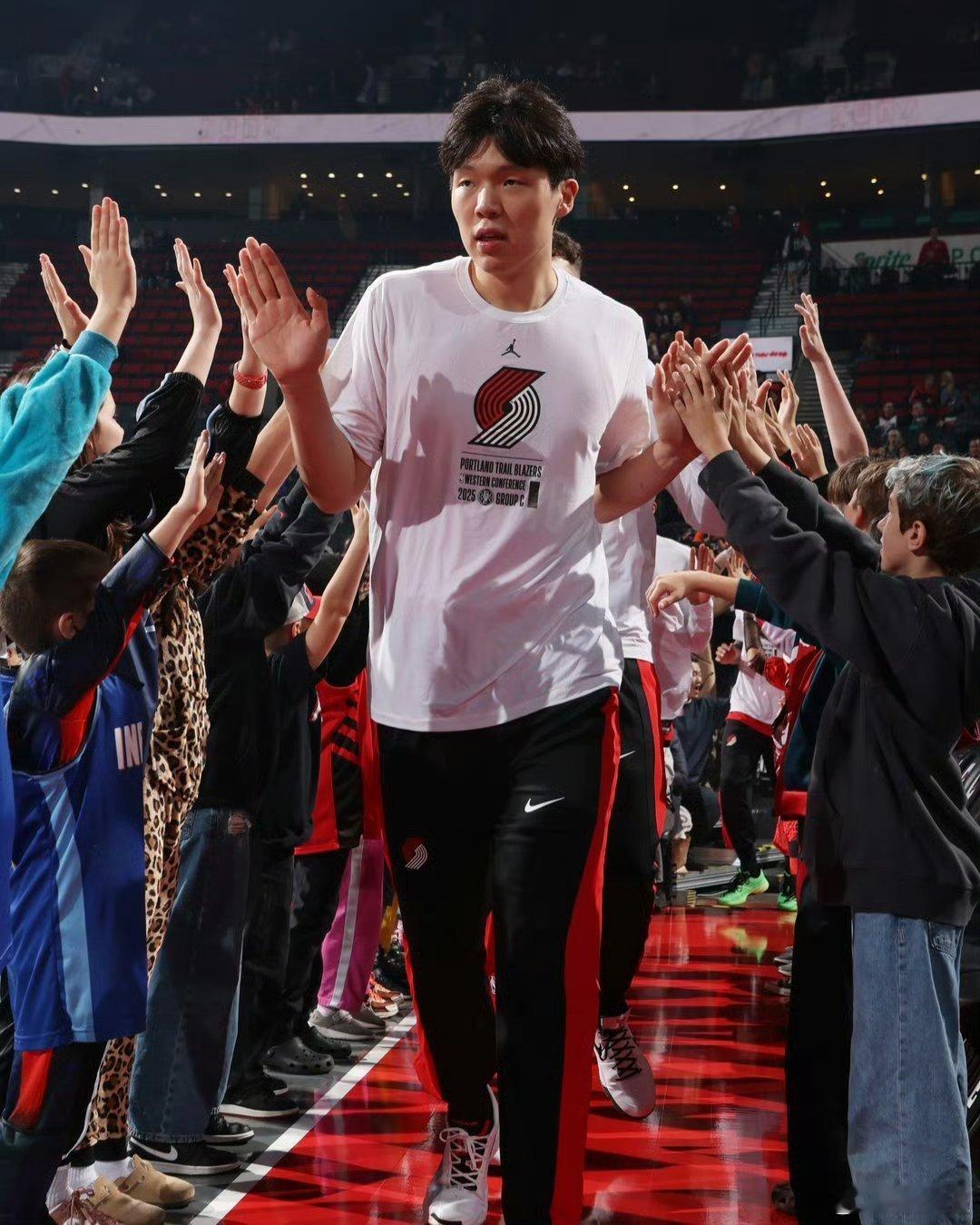 “在NBA打球是一个“包吃包住包差旅”的高福利工作。不仅报销机票，而且超过1小时