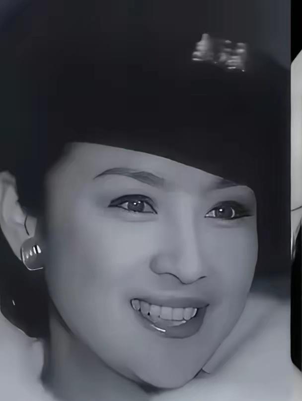 直到谢贤去世，我才知道，还有比林青霞更美的，就是谢贤的前妻甄珍。第一代琼女郎，简