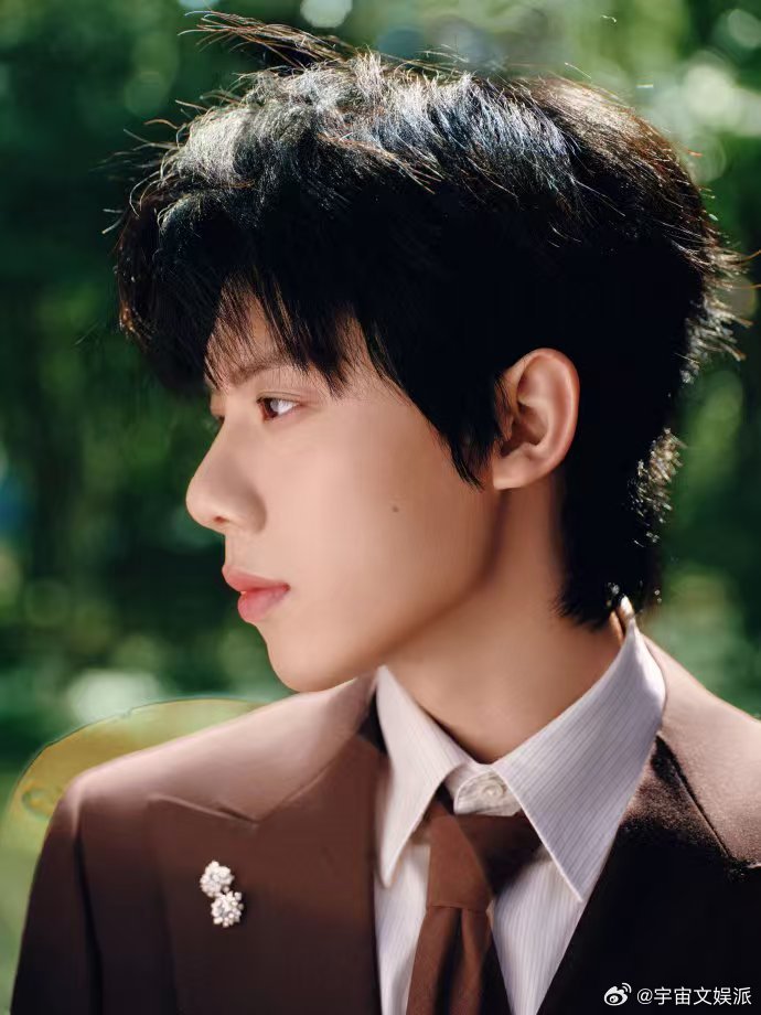 周奇 脸颊痣 谁懂周奇脸颊痣的魅力呀！它自带俊逸温润的格调，矜贵又不失少年朝气，