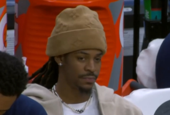 灰熊之前没有把他放在交易平台上“ 天天在替补席得瑟的样子 ”现在安静得很 一动不