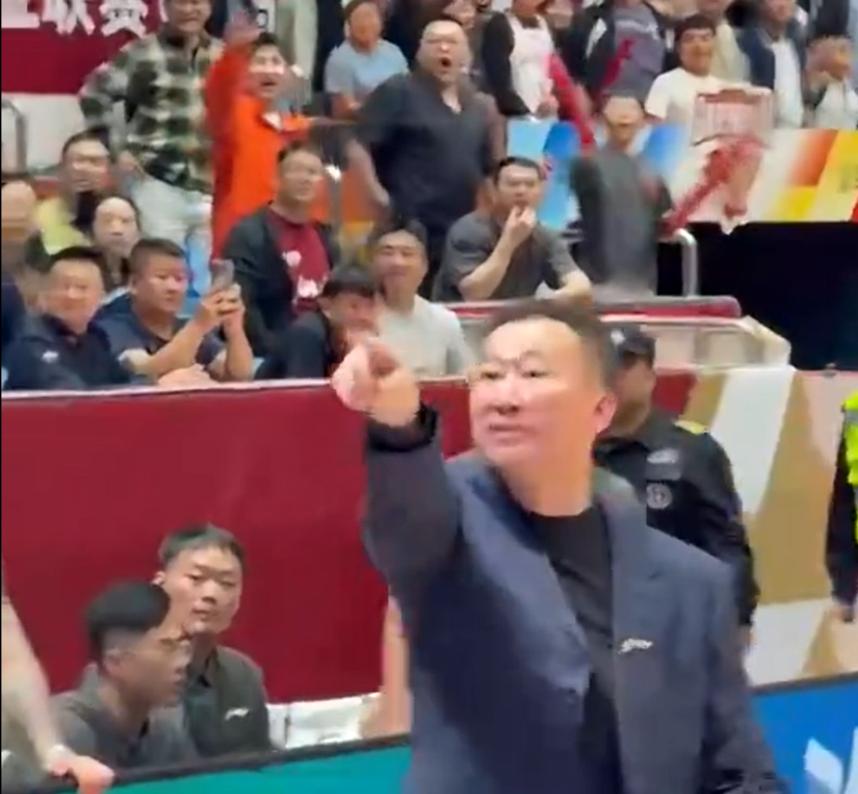 CBA大冲突，主教练与球迷对骂，球迷：恐被CBA公司追加处罚！
CBA常规赛第三