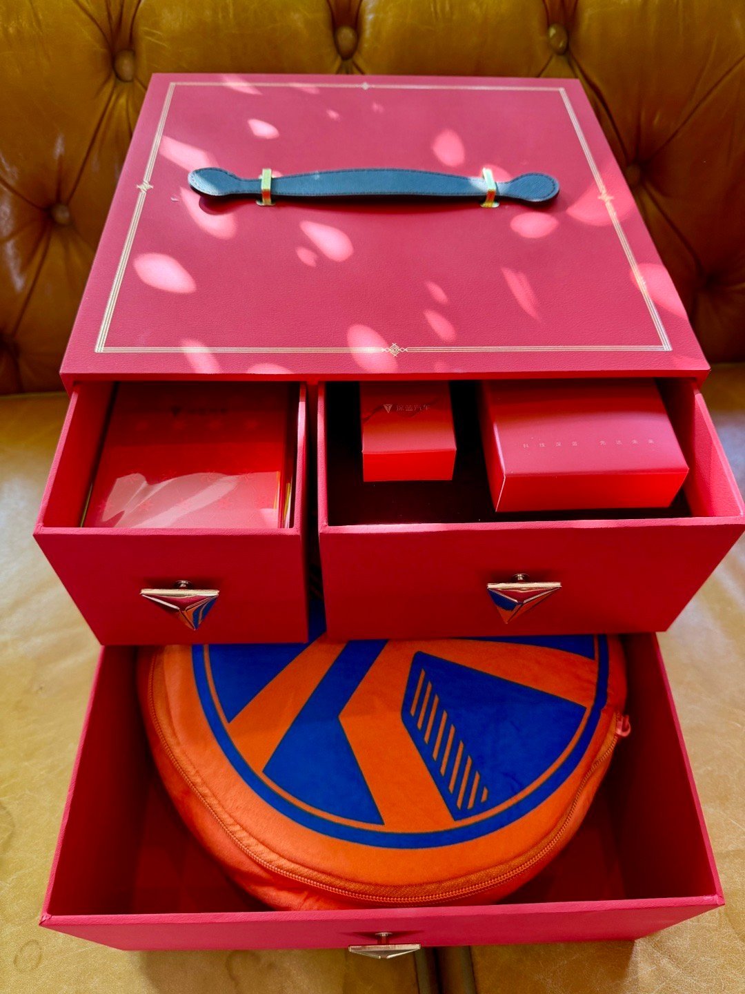 艾瑞巴蒂，新年好。评论就行，明天就开。 深蓝的新年礼盒，你们收到了看看是啥，哈哈