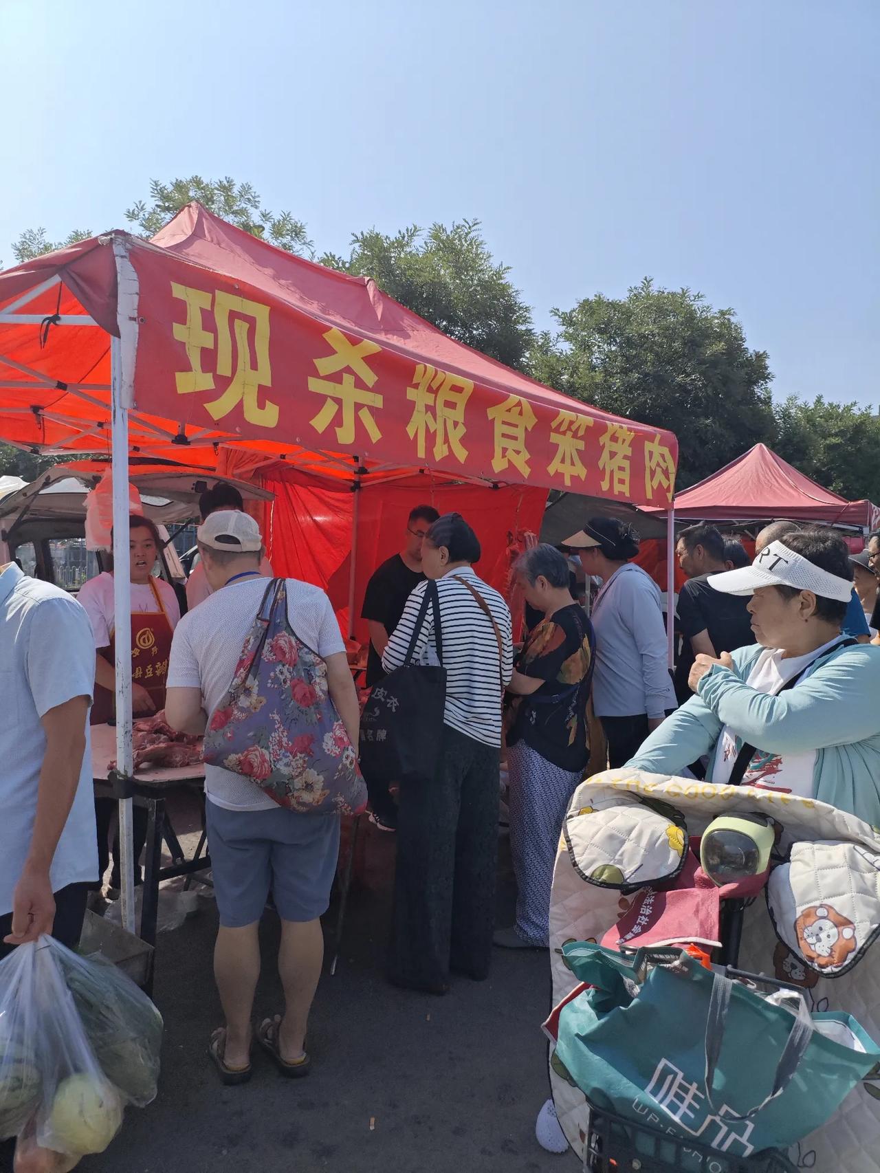 分享城市新鲜事体育场的早市，超级热闹，人特别多。早市位于体育场东北角，最北面和最