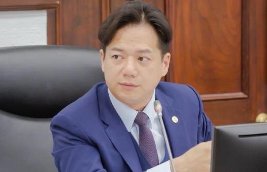 高虹安点头！
民众党征召邱臣远战竹北市长

民众党主席黄国昌上午接受广播节目《千