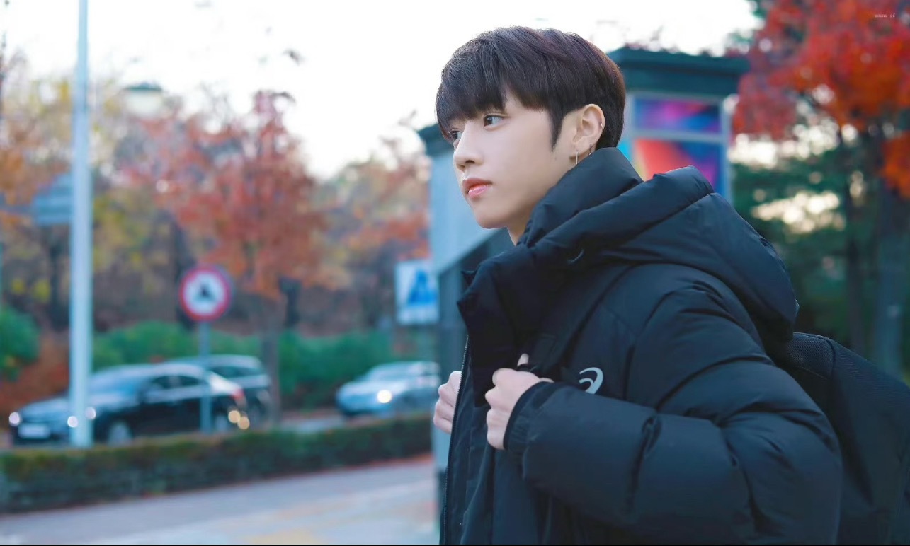 作为一名即将升入高中的男孩纸，还未谈过恋爱的金善嘘边背上书包边不禁对天幻想高中生