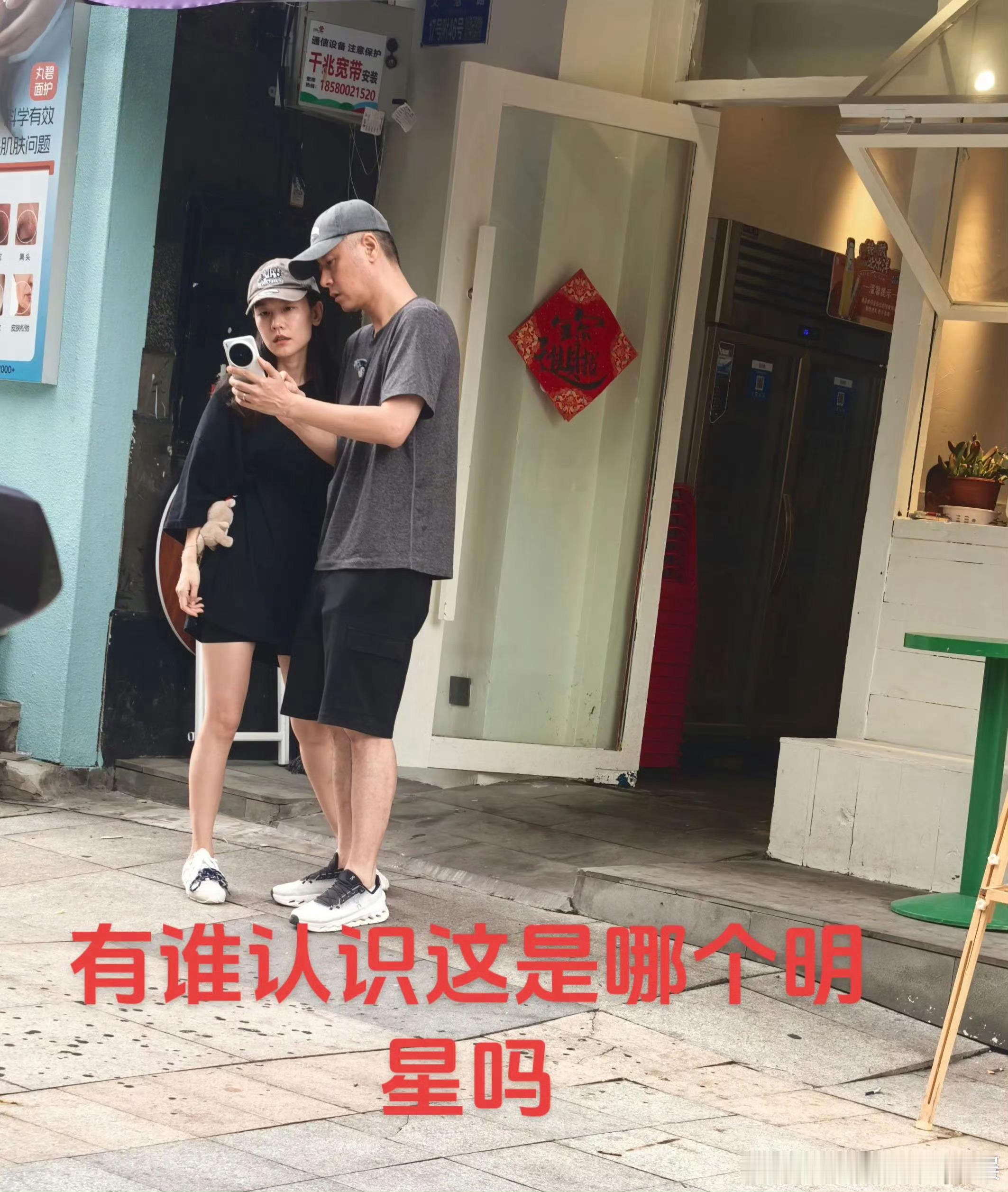 重庆街边偶遇任重孙骁骁41岁孙骁骁状态 重庆街边偶遇任重孙骁骁，夫妻俩戴情侣帽一