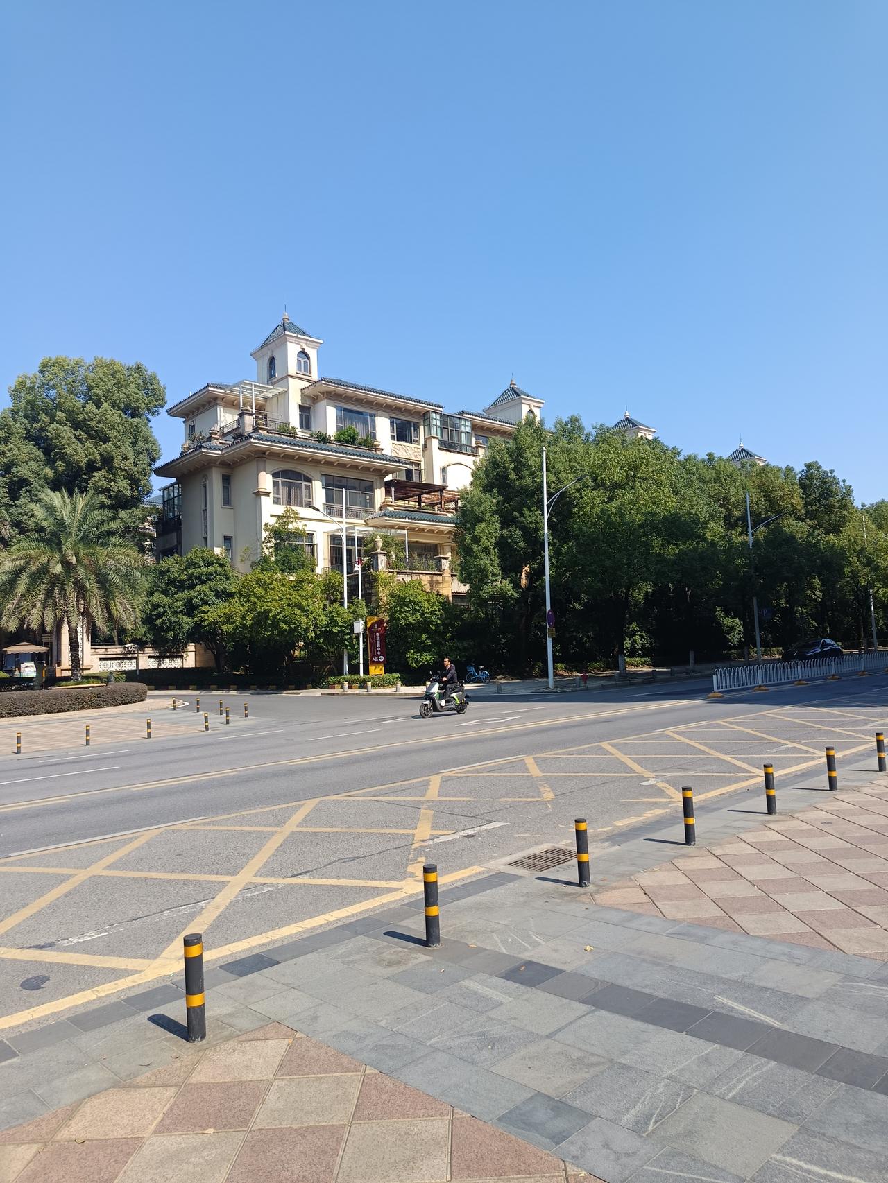 最近几年总发现老公不对劲，和原来的性格不一样，和老公组建家庭三十多年，前半生总在