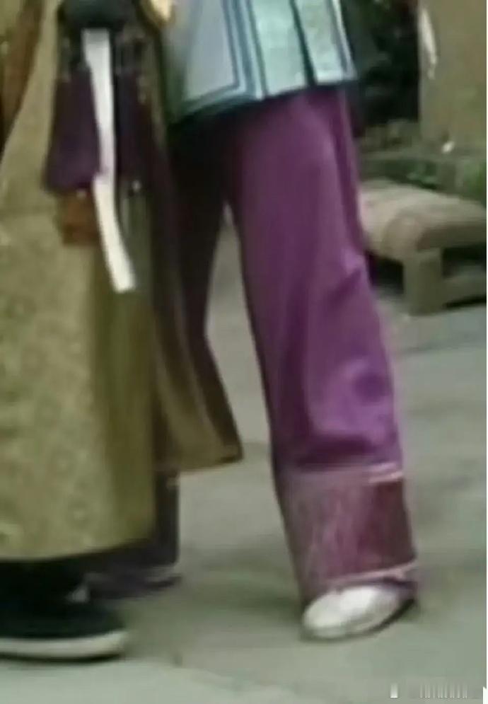 《甄嬛传》浣碧到底有多高啊，现在才发现她抱着果郡王腿是劈叉的