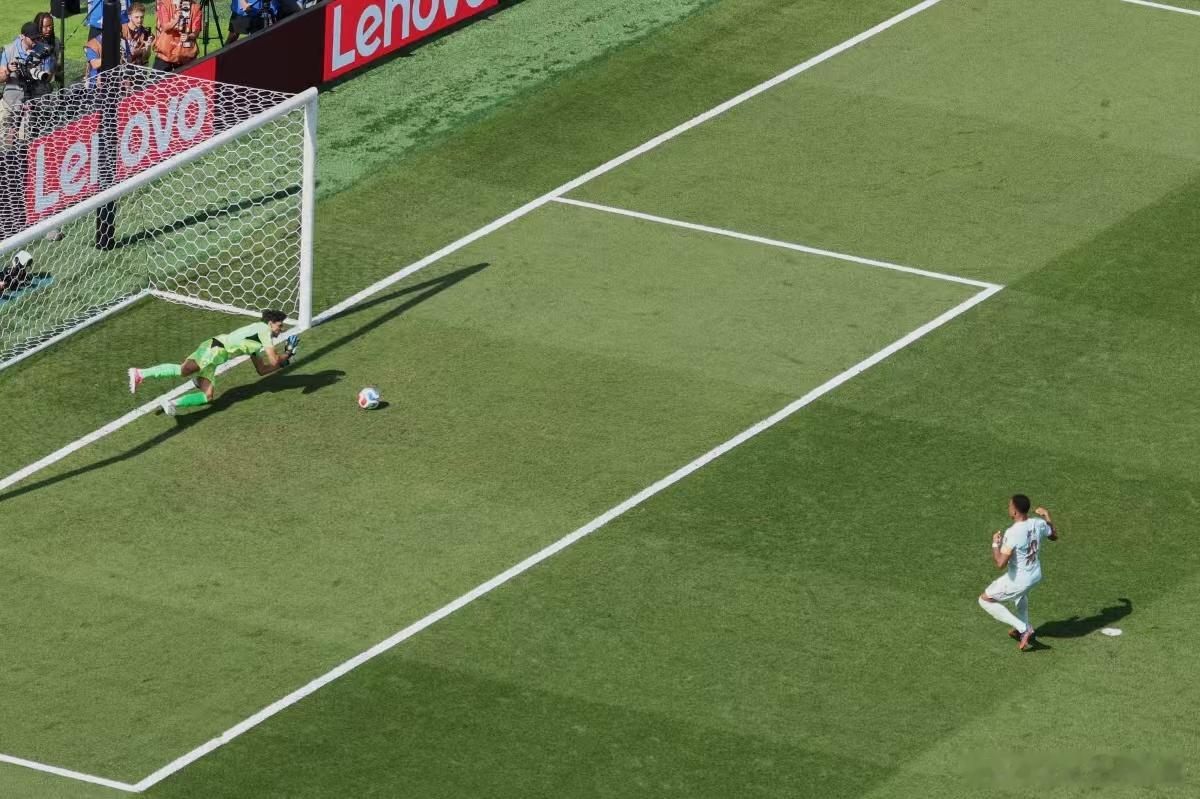 哈兰德吐槽姆巴佩点球被叫停7月10日，世界杯1/4决赛法国2-0击败摩洛哥，连续