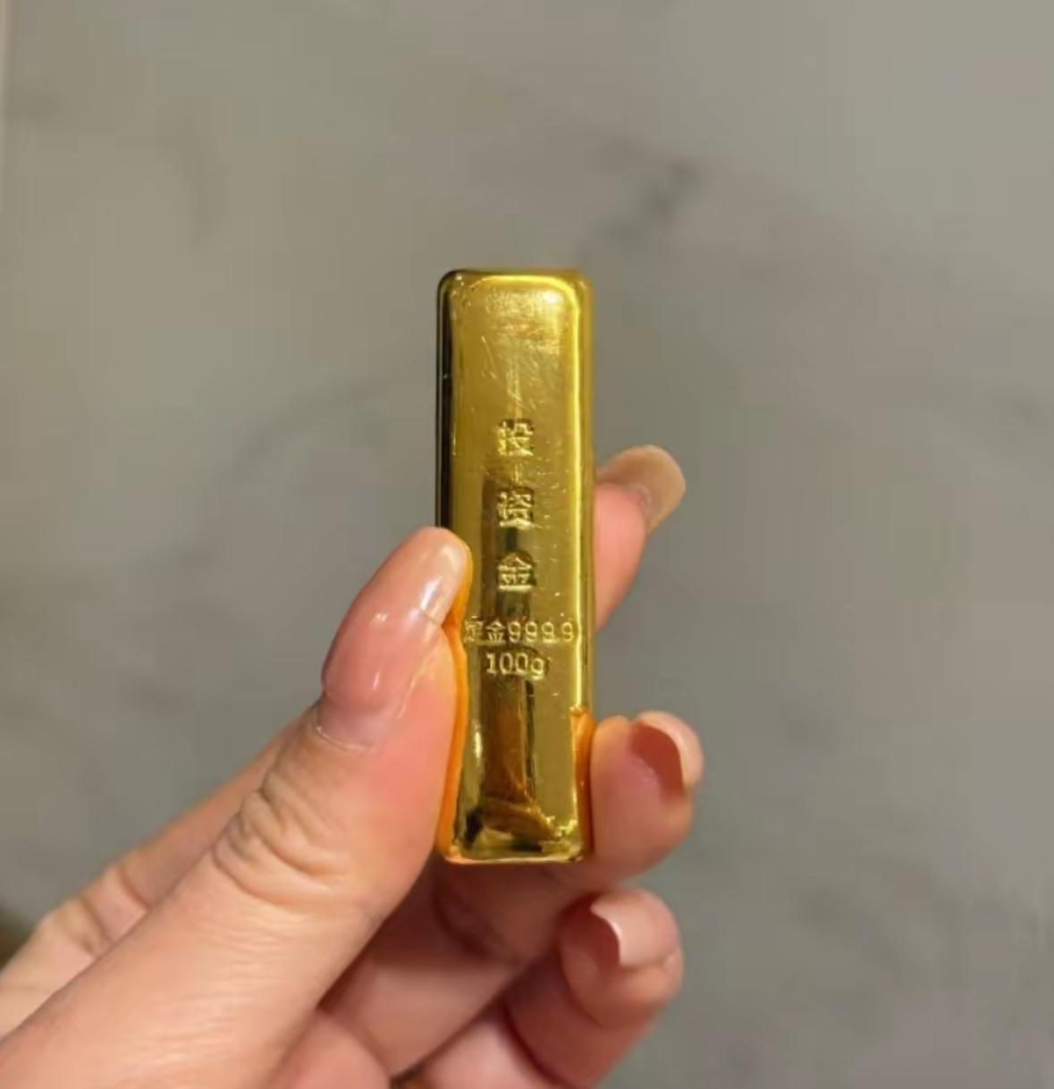 手握黄金的朋友今天想必心里不平静。6月1日9时开盘，国内金价直接跌至983元/克
