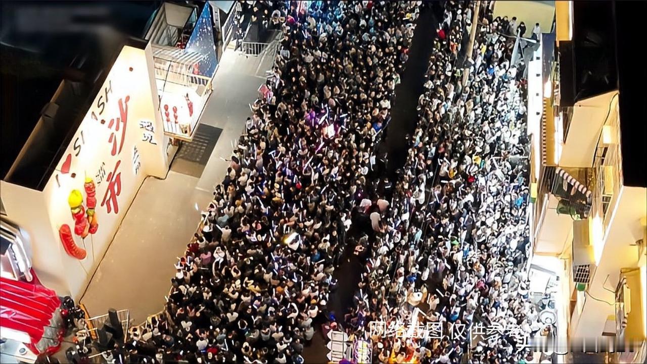 三分钟生命通道 彰显城市温暖担当
据网络报道：五一假期，荆州沙市区阳台音乐节上，