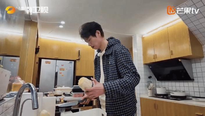 #魏大勋居家男友感##我们仨# 日常感慨还有什么是魏大勋不会的！洗菜备菜这段疯狂
