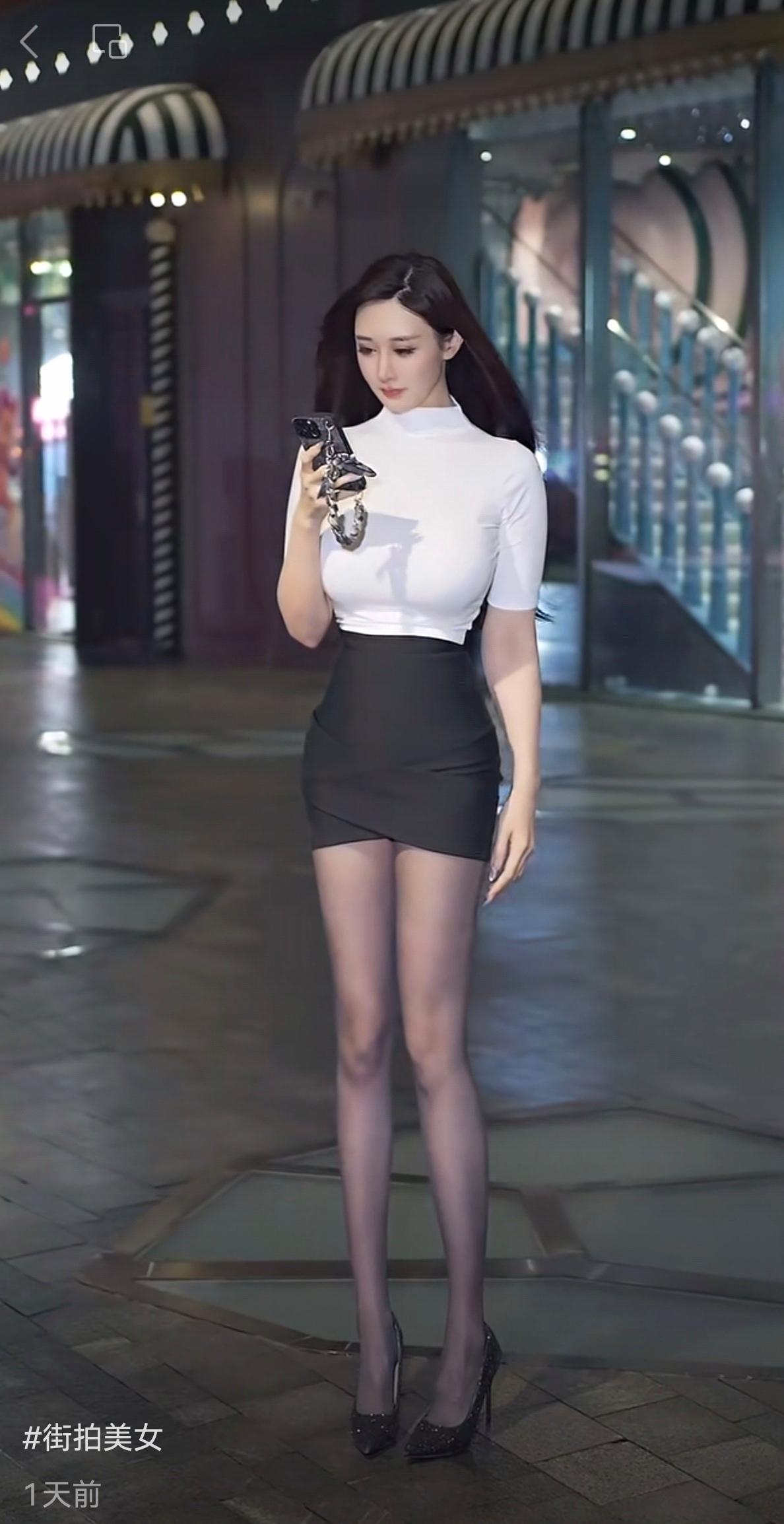 夜晚街拍，优雅黑裙，高跟鞋，自信满满