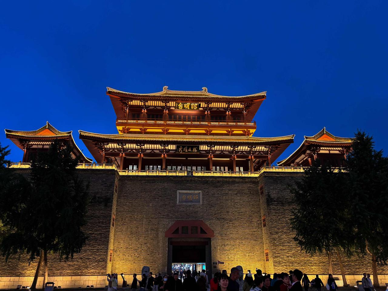 一条街，吃懂襄阳
北街是古城的中轴线，也是吃货的动线
昭明李记红糖饼前排队的队伍