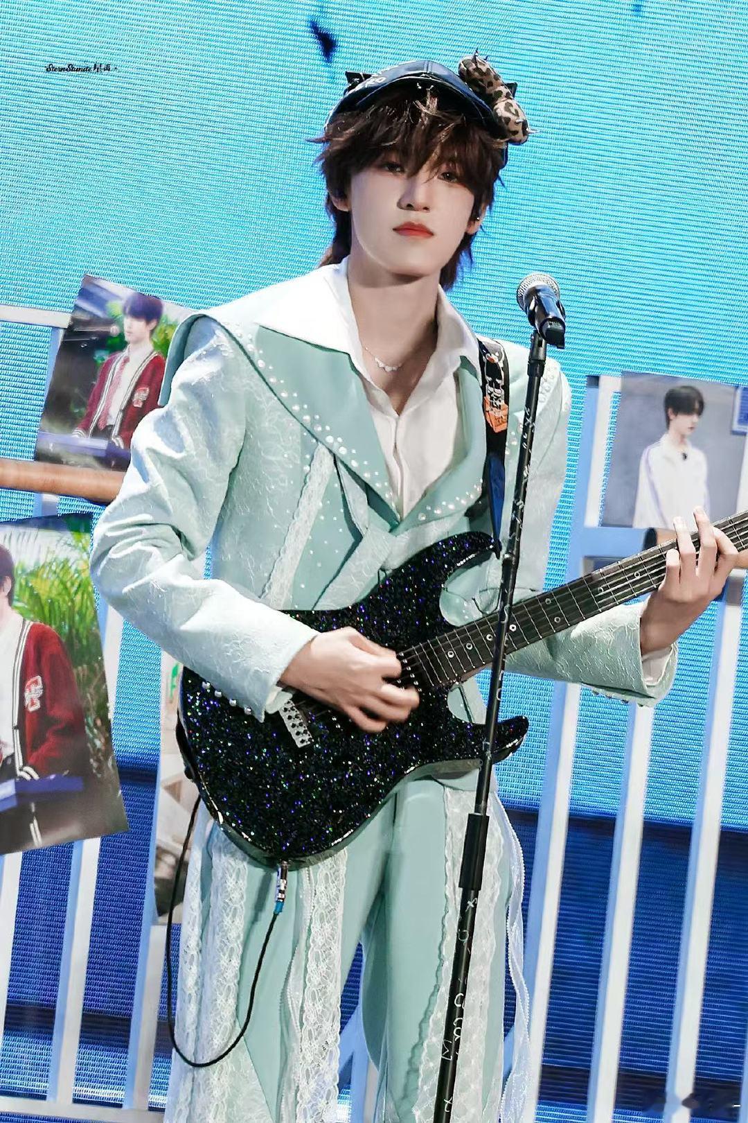 张泽禹爱要坦荡荡猫耳帽张泽禹的这个舞台必须循环播放！《爱要坦荡荡》唱得热血上头，