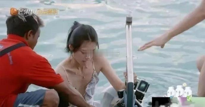 赵昭仪穿的泳衣其实挺露的居然没走光，这也太幸运了吧 ​​​