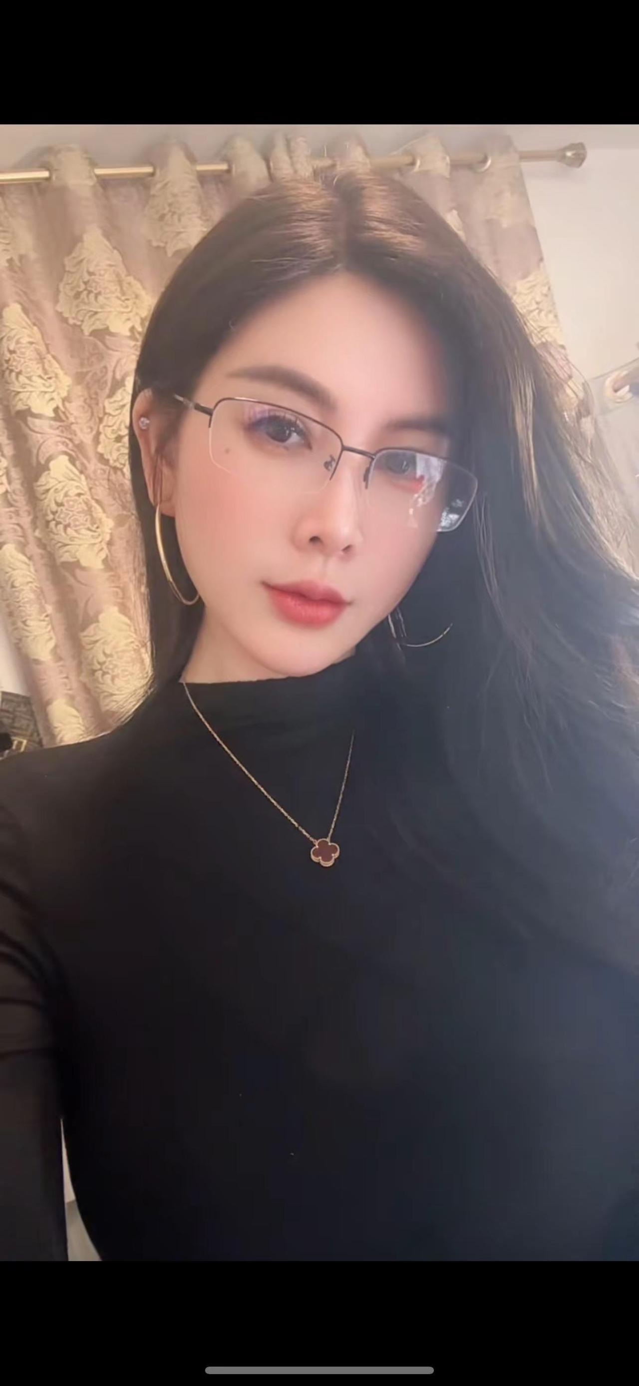 突然好想撒个娇，任个性，矫情一下，释放一下小女人的气息，可是想想，好像不行。因为