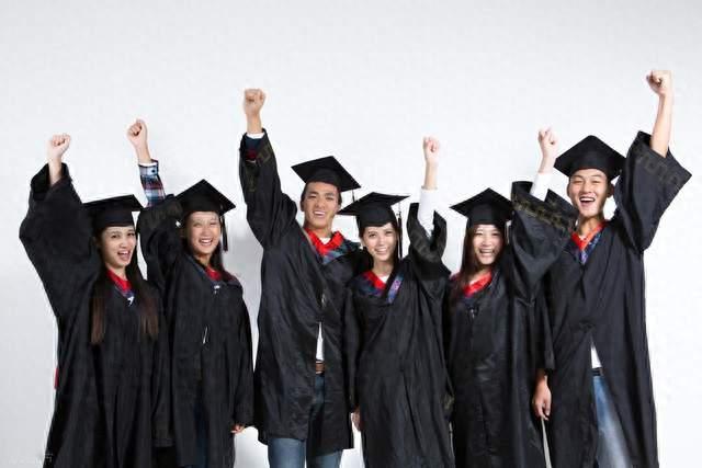 就业内卷加剧！普通大学生突围，认准这三条实干出路