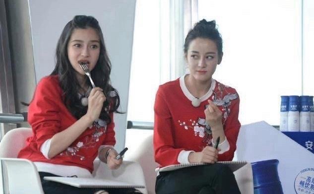 奔跑吧第一季里迪丽热巴看angelababy的眼神 是不是想吃肉了 ​​​