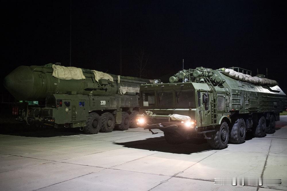 ⭐️🚀🇷🇺俄罗斯
图示：亚尔斯导弹系统的移动作战指挥车和战斗控制车。