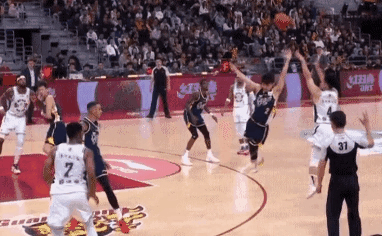 杜锋对这个劈叉动作老不满意了，觉得这动作伤害到防守球员了。

裁判看了录像回放后