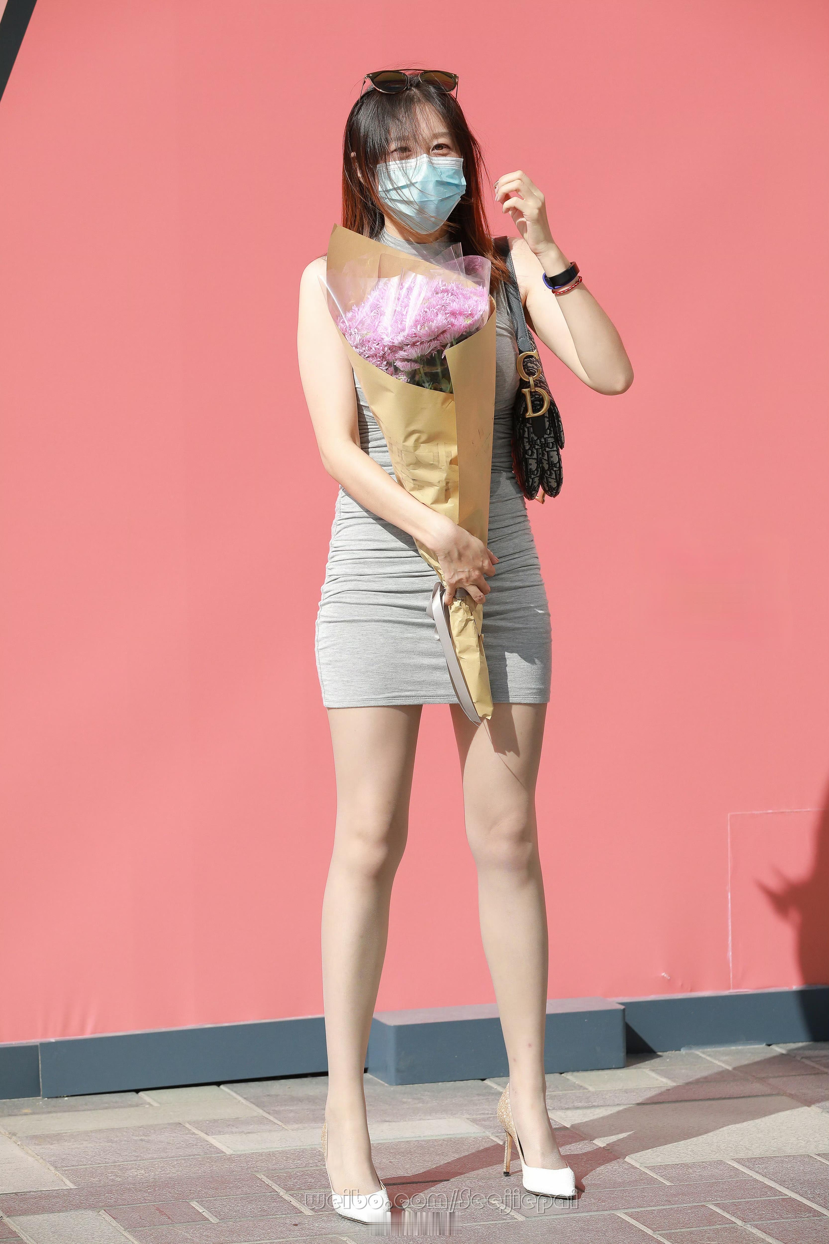 收到鲜花的小姐姐 ​​​