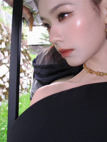 林允觉得听真话更重要 面对演艺路上的自我怀疑，林允偏爱倾听挚友的真实点评，无论是