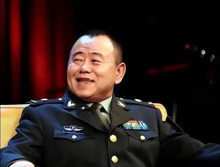 潘长江和闫学晶都是二人转出身，后来被特招进军队文工团，享受正师待遇。这背后真的有
